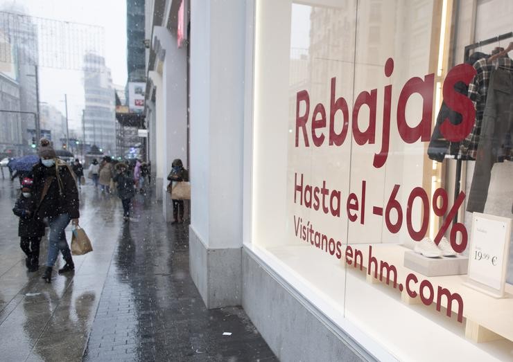 Un escaparate nunha tenda anuncia o inicio das coñecidas como rebaixas de xaneiro, en Madrid (España), a 7 de xaneiro de 2021. Este xoves comezaron en boa parte do país as coñecidas como rebaixas de xaneiro. A través dun comunicado, organízaa. Eduardo Parra - Europa Press