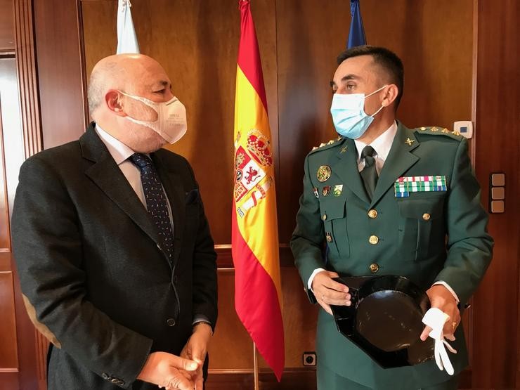 O delegado do Goberno en Galicia, Javier Losada, reúnese co coronel Francisco Javier Molano na súa despedida como xefe da Agrupación de Tráfico da Garda Civil na Comunidade. DELEGACIÓN DO GOBERNO EN GALICIA