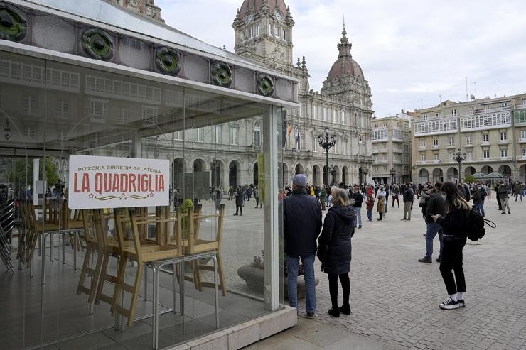 Grupos de persoas concéntranse en fila de catro na praza de María Pita, na Coruña, contra as restricións impostas ao sector hostaleiro 