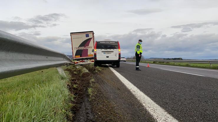 Accidente dun camión en Xinzo de Limia (Ourense).. GARDA CIVIL