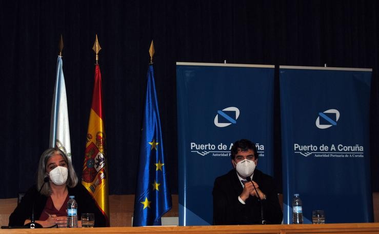 O presidente da Autoridade Portuaria da Coruña, Martín Fernández Prado, e a portavoz de Marea Atlántica, María García / Autoridade Portuaria da Coruña. / Europa Press