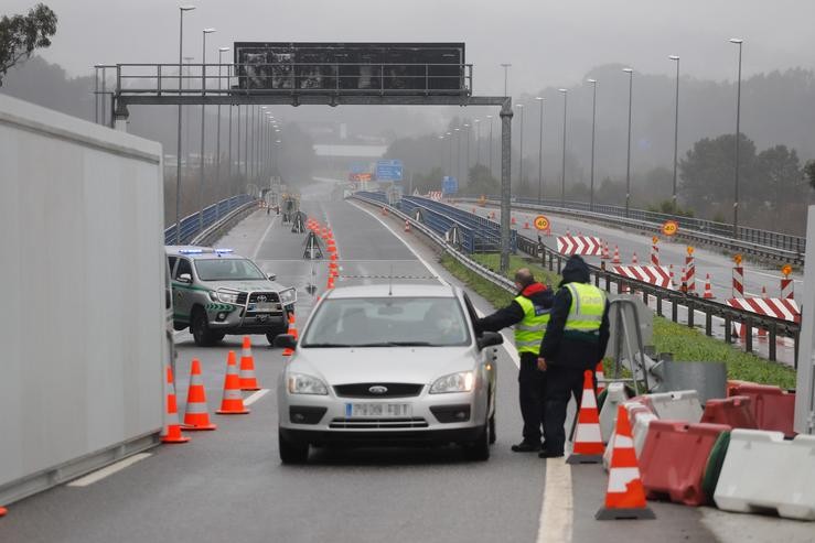 Varios axentes da Policía Nacional pairan a vehículos nun control na fronteira da Ponte Internacional Tui-Valença, en Pontevedra. Marta Vázquez Rodríguez - Europa Press 