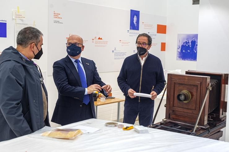 Manuel Baltar supervisa a montaxe da exposición.. DEPUTACIÓN DE OURENSE / Europa Press