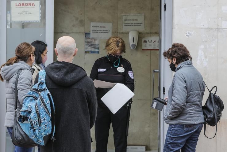 Varias persoas con cita previa esperan para entrar nunha oficina do SEPE (antigo INEM) 