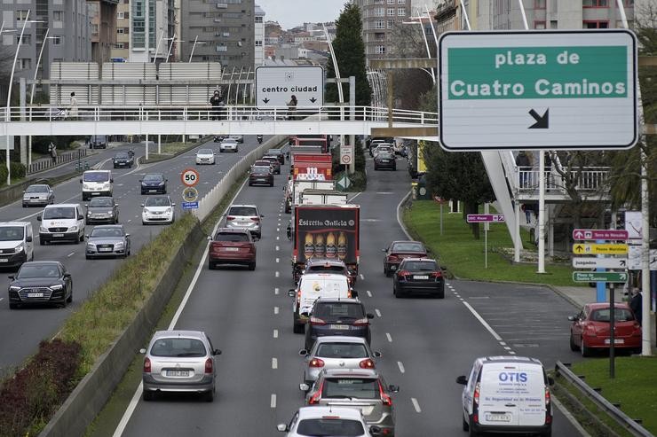 Varios vehículos participan nunha caravana de protesta convocada polo sector hostaleiro na Coruña. M. Dylan - Europa Press