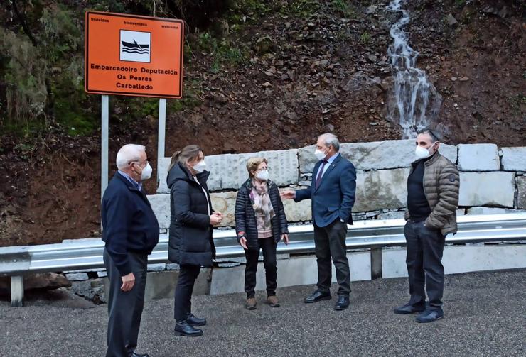 O presidente da Deputación de Lugo, José Tomé, visita obras en varias estradas de Carballedo e no aparcadoiro do encoro dos Peares 