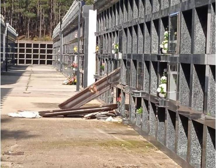 Varios cadaleitos no chan e nichos estragados no cemiterio de Castiñeiras, en Ribeira 