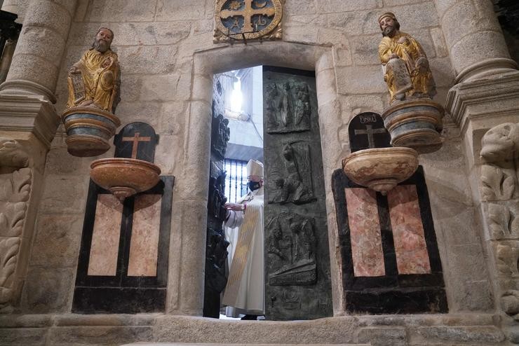 O Arcebispo de Santiago, Julián Barrio, durante o acto solemne de apertura da Porta Santa da Catedral de Santiago, que dá inicio ao Ano Santo 2021, en Santiago de Compostela, a 31 de decembro de 2020 / Álvaro Ballesteros