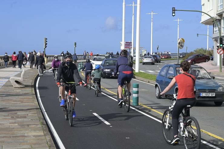 Ciclistas gozan dun día de primavera anticipada con temperaturas de 20ºC de máxima e 11ºC de mínima no Paseo Marítimo da praia do Orzán na Coruña, Galicia (España), a 16 de febreiro de 2021. Tras o paso de sucesivas borrascas que deron l. M. Dylan - Europa Press