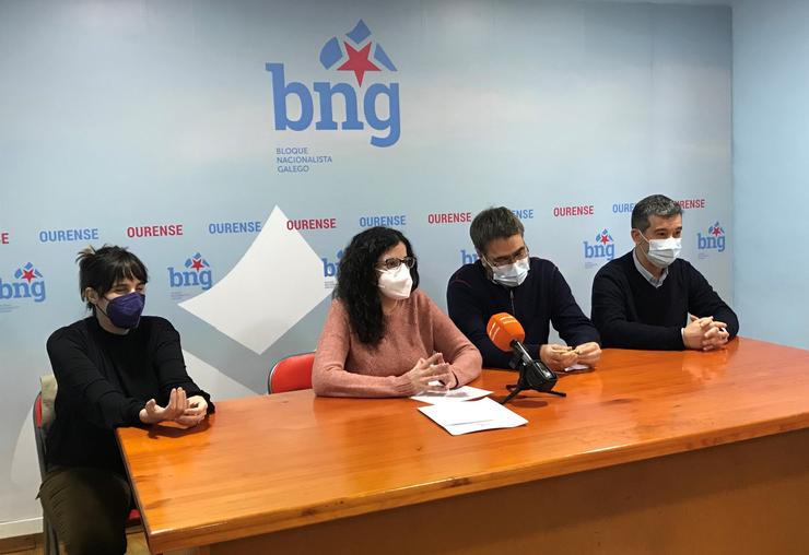 Os deputados autonómicos Noa Presas, Iago Tabarés e María G. Albert e o deputado provincial Bernardo Varela comparecen en rolda de prensa. BNG 