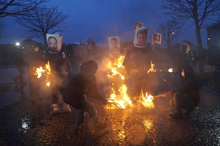 Hostaleiros queiman 'mecos' de Sánchez, Bugallo e Feijóo ante Monte Pío, onde escenifican a morte do sector. Álvaro Ballesteros - Europa Press 