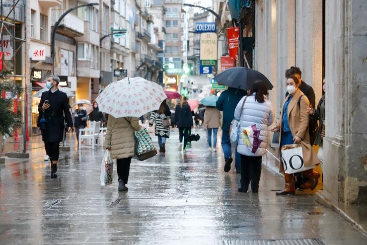 Varias persoas pasean nunha rúa comercial nunha xornada marcada polo inicio da entrada en vigor dunha desescalada gradual na rexión, en Vigo, Galicia (España), a 17 de febreiro de 2021. Galicia reabre hoxe cinemas, teatros, auditorios, bibliotec. Marta Vázquez Rodríguez - Europa Press 