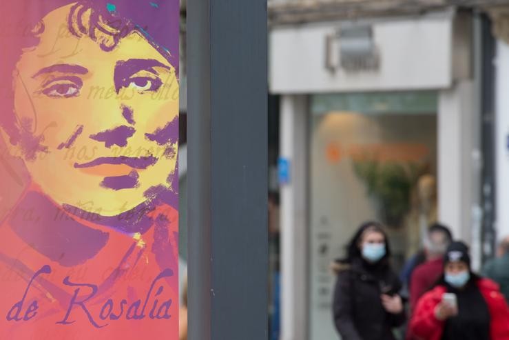 Un cartel da escritora galega Rosalía de Castro nunha das rúas do centro urbano de Lugo 
