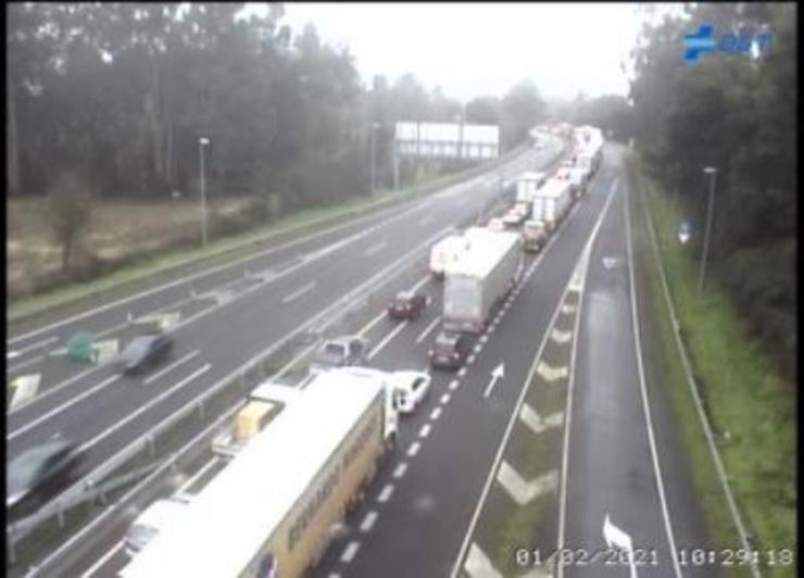 Retencións na A-55 en Tui (Pontevedra) en dirección a Valença (Portugal) o 1 de febreiro de 2021, primeiro día laborable do novo peche de fronteiras decretado para frear a pandemia de COVID / DXT