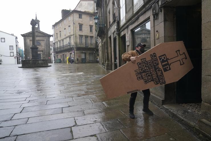 Antón Lago, propietario do Bar A Gramola, coloca un cadaleito na barra pechada do seu local o mesmo día de entrada en vigor de novas restricións debido á crise sanitaria do Covid-19, en Santiago de Compostela, a 27 de xaneiro de 2021.. Álvaro Ballesteros - Europa Press 