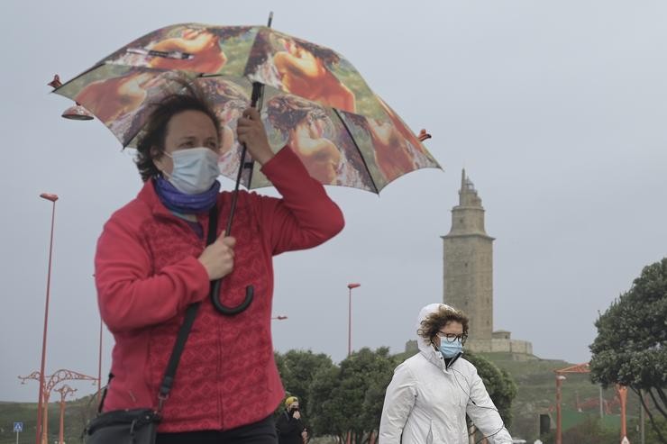 Varias persoas pasean no Paseo Marítimo, o mesmo día do paso da borrasca Justine convertida en ciclogénesis explosiva na Coruña, Galicia (España), a 31 de xaneiro de 2021. Justine deixou onte, 30 de xaneiro refachos superiores aos 120 quilómetros en a. M. Dylan - Europa Press 