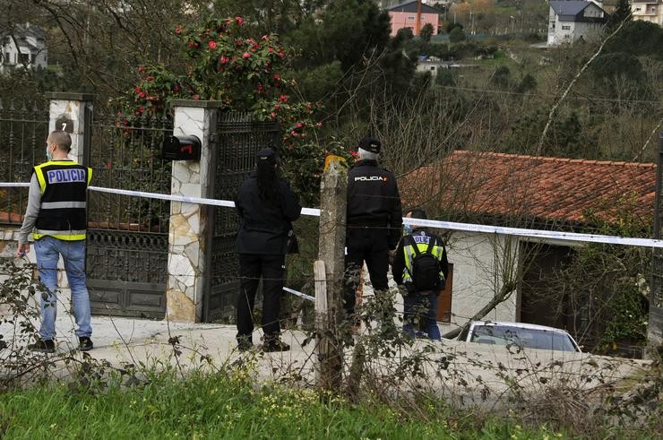 Varios axentes da Policía Nacional xunto á vivenda onde ocorreu o crime.. Rosa Veiga - Europa Press 