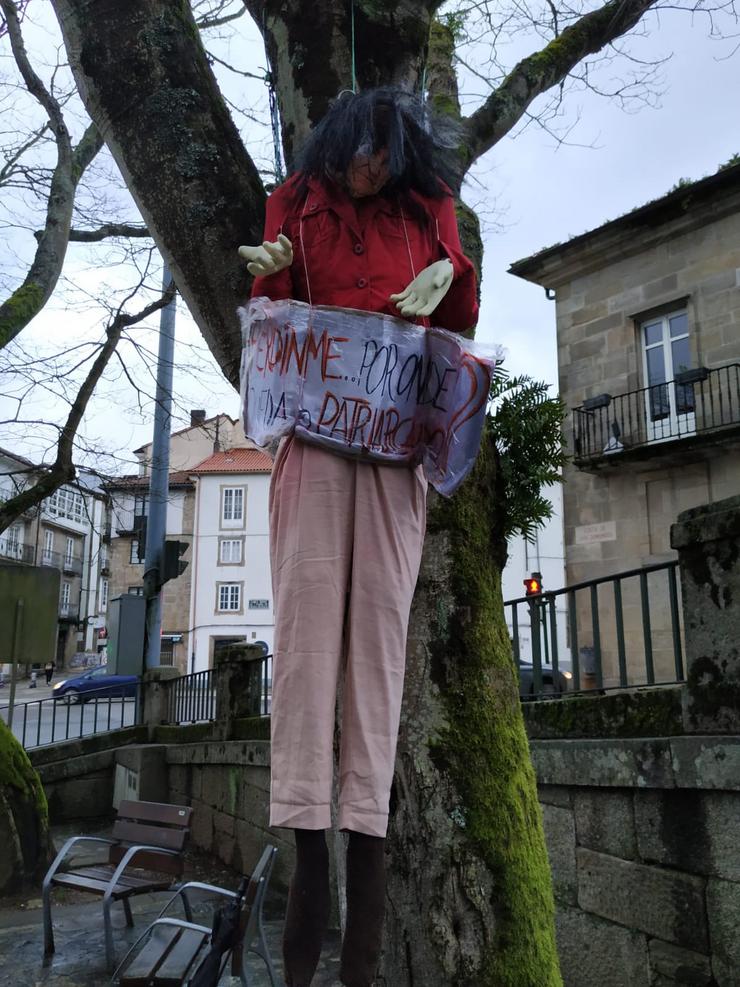 Boneca coa cara de Carmen Calvo na praza do 8M, en Santiago de Compostela