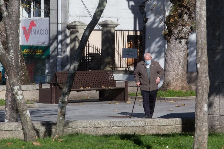 Arquivo - Un ancián camiña por unha vía de Vilalba. Carlos Castro - Europa Press - Arquivo 