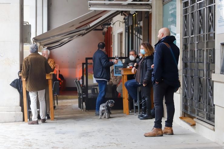 Varias persoas na terraza dun bar un día antes do peche da hostalaría, en Vigo, Galicia (España), a 26 de xaneiro de 2021. O comité clínico que asesora á Xunta na xestión da crise sanitaria do coronavirus acordou onte,  luns pechar pe. Marta Vázquez Rodríguez - Europa Press / Europa Press