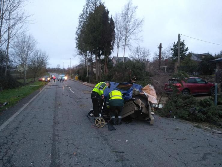 Accidente dun camión en Vilamartín de Valdeorras (Ourense).. GARDA CIVIL / Europa Press