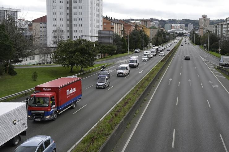 Varios vehículos participan nunha caravana de protesta convocada polo sector hostaleiro na Coruña. M. Dylan - Europa Press 
