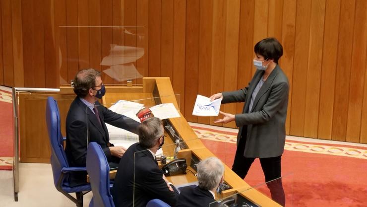 Ana Pontón (BNG) entrega un documento a Feijóo no Parlamento.. BNG 