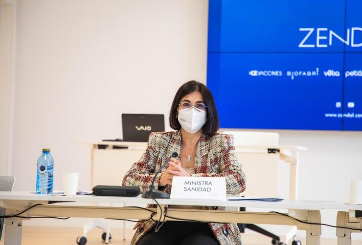 A ministra de Sanidade, Carolina Darias, comparece ante os medios durante unha visita á planta de Biofabri, do grupo Zendal, no Porriño (Pontevedra), onde se fabrican as vacinas contra o COVID de Novavax, e trabállase noutras dúas co CSIC.. BEA CISCAR-EUROPA PRESS 
