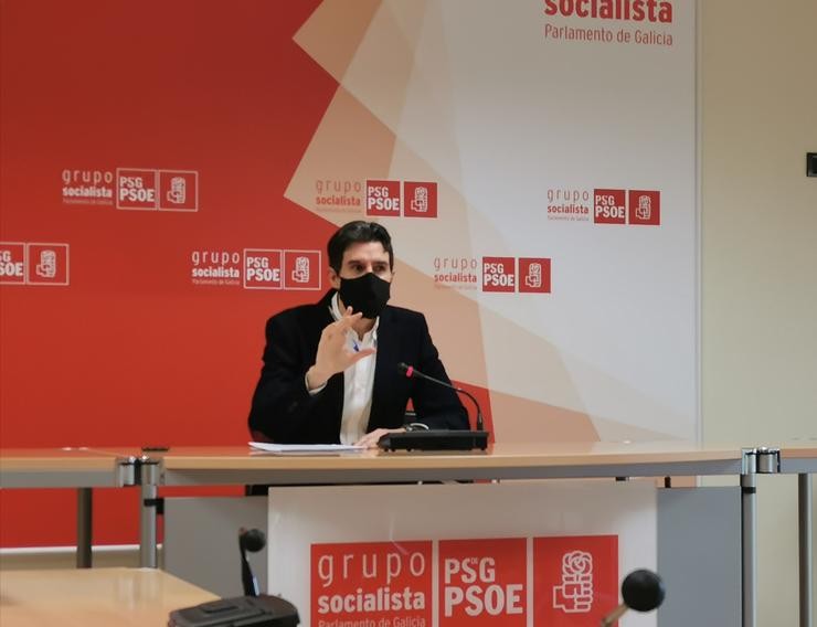 O viceportavoz do PSdeG no Parlamento de Galicia, Pablo Arangüena, en rolda de prensa. 