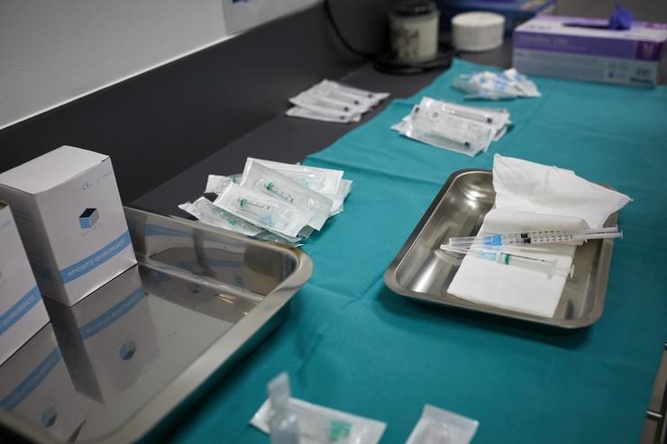 Varios viarios preparados para aplicar a vacina de Pfizer contra a COVID-19 no Centro de Saúde Andrés Mellado, en Madrid (España), a 25 de febreiro de 2021. A Comunidade de Madrid empezou a vacinar este xoves contra o coronavirus aos máis de 350. Jesús Hellín - Europa Press