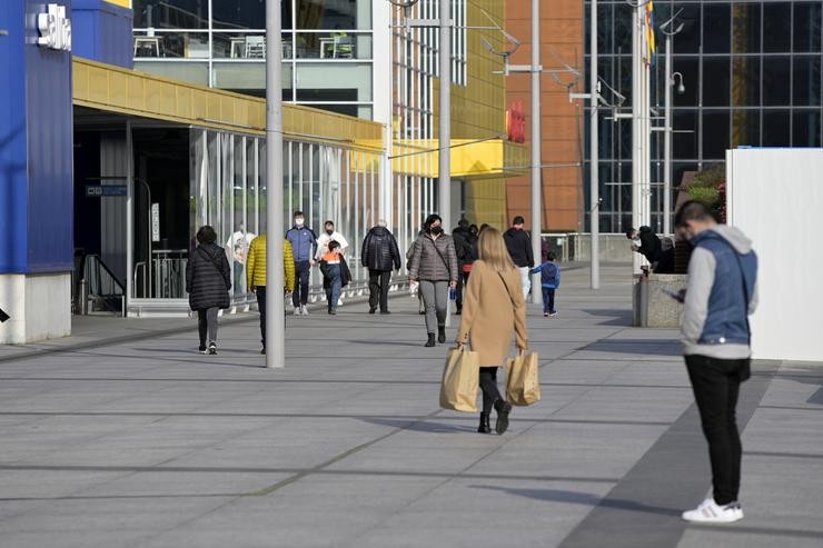 Varias persoas na entrada do centro comercial Marineda durante o segundo día da desescalada na Coruña, a 27 de febreiro de 2021 