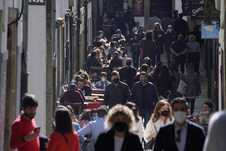 Terrazas de restaurantes cheas de xente durante o segundo día da apertura parcial da hostalaría en Santiago de Compostela 