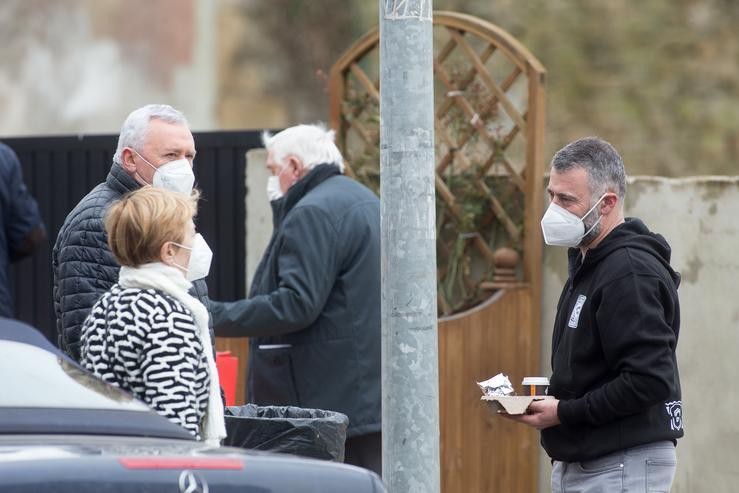 Varias persoas no municipio de Guitiriz, Galicia (España), a 26 de febreiro de 2021. Guitiriz xunto coas localidades lucenses da Pontenova, O Corgo mantense á marxe das medidas da desescalada que desde hoxe empezou a aplicar a Xunta. Carlos Castro - Europa Press 