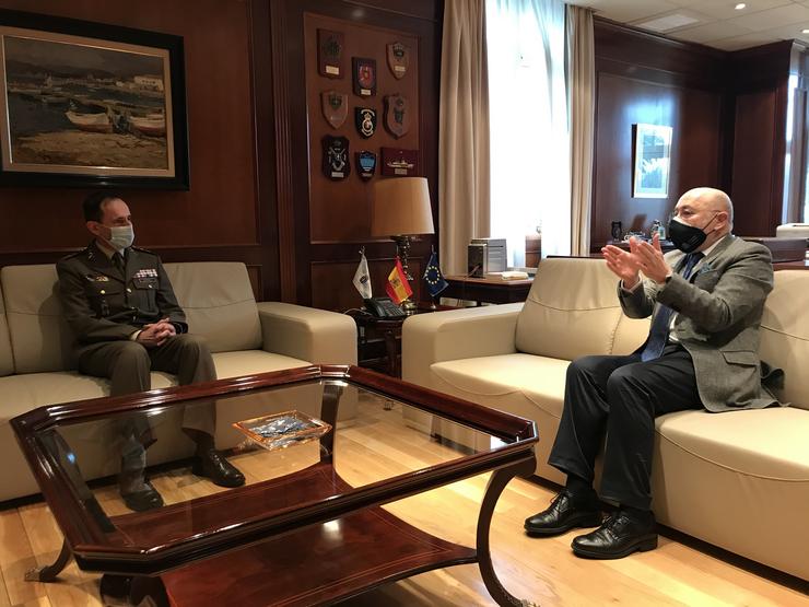 O delegado do Goberno en Galicia, Javier Losada, reúnese co xeneral Juan Arrazola, xefe do Mando de Apoio á Manobra do Exército de Terra. DELEGACIÓN DO GOBERNO 
