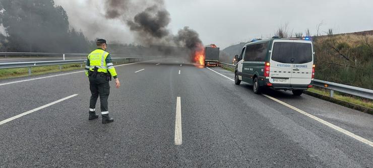 Incendio dun camión na A-52 en Riós (Ourense) .. GARDA CIVIL 