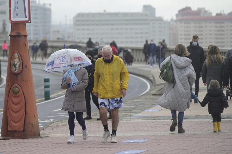 Varias persoas pasean polo Paseo Marítimo da Coruña 