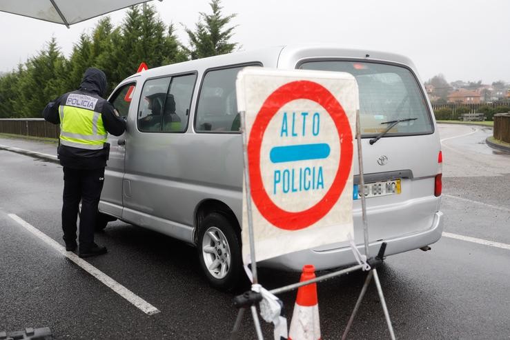 Un axente da Policía Nacional cun vehículo nun control na fronteira da Ponte Internacional Tui-Valença, en Pontevedra, Galicia, a 31 de xaneiro de 2021.. Marta Vázquez Rodríguez - Europa Press 