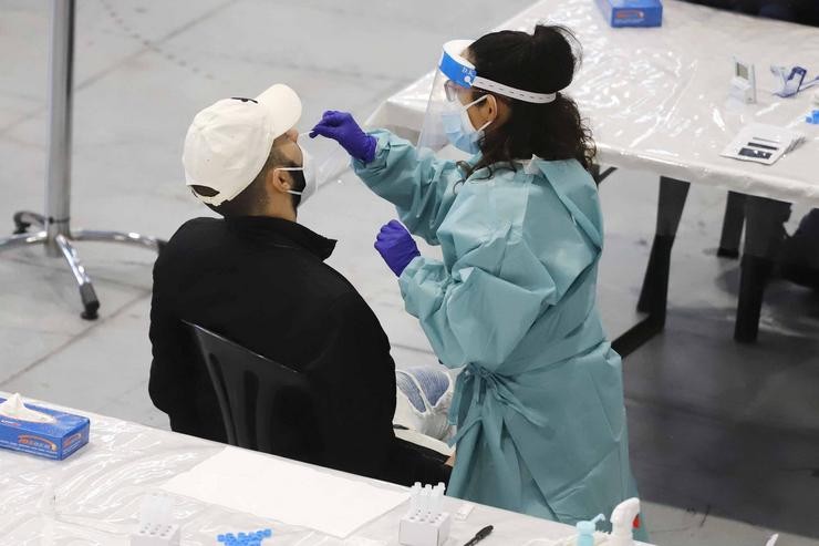 Un home sométese a un test de antígenos. Marta Vázquez Rodríguez - Europa Press 