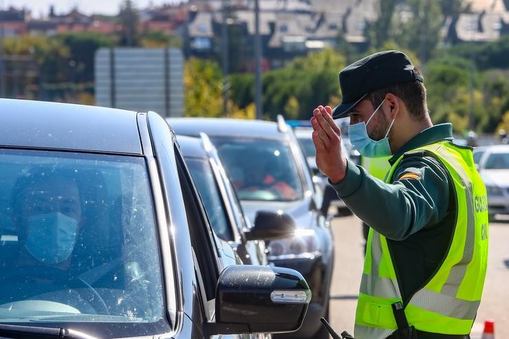 Un axente da Garda Civil dá o alto a un vehículo nun control dentro das medidas de prevención da Covid-19. Ricardo Rubio - Europa Press - Arquivo / Europa Press