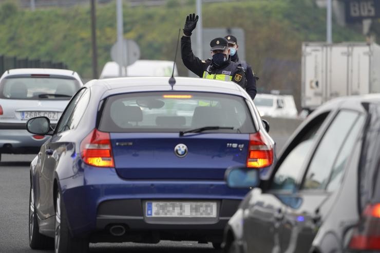 Un axente da Policía Local dá o alto a un condutor. Álvaro Ballesteros - Europa Press