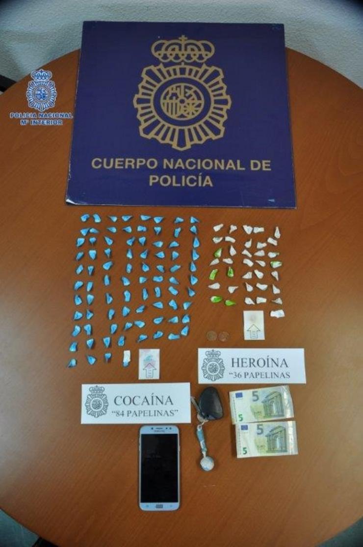 Papelinas de cocaína e de heroína, entre outros efectos intervidos pola Policía Nacional a un veciño de Ribeira (A Coruña).. POLICÍA NACIONAL 
