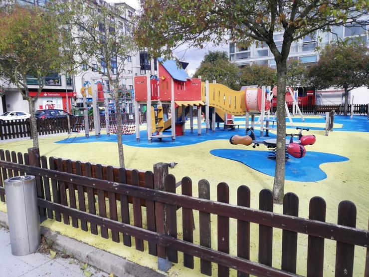 Parque infantil e área de xogos da Praza 8 de Marzo, en Pontevedra 