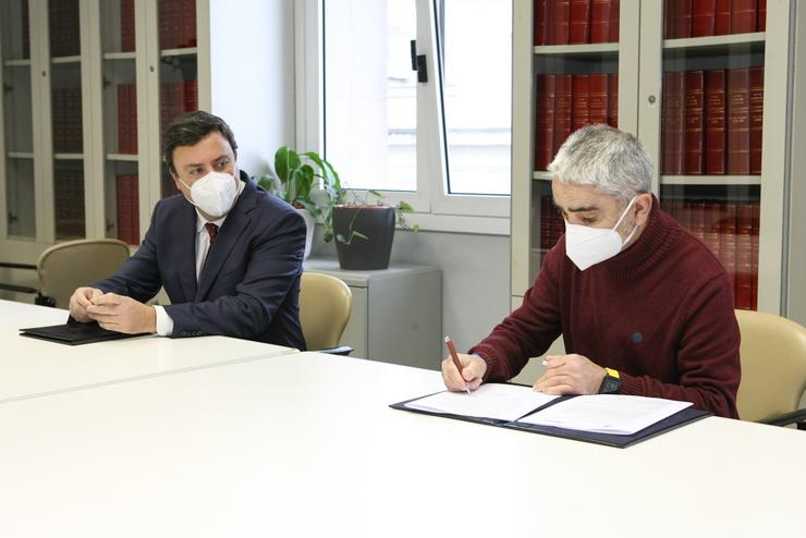 O presidente da Deputación da Coruña, Valentín González Formoso e o da Asociación Cultural Correlingua, Xosé Anxo Teherán, asinan un convenio de colaboración. DEPUTACIÓN DA CORUÑA / Europa Press