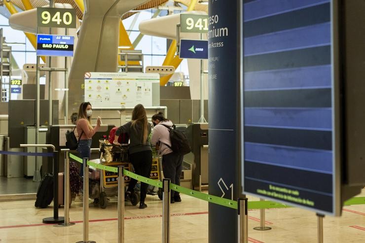 Varias persoas facaturan a súa equipaxe na terminal T4 do Aeroporto Adolfo Suárez Madrid-Barallas. Jesús Hellín - Europa Press