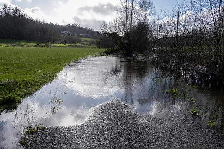 O aumento de caudal do río Tambre alaga unha estrada ao seu paso polo Concello de Ames, na provincia da Coruña 