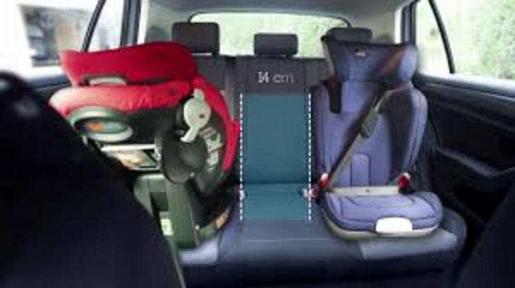 Cadeiras de bebés nun coche 