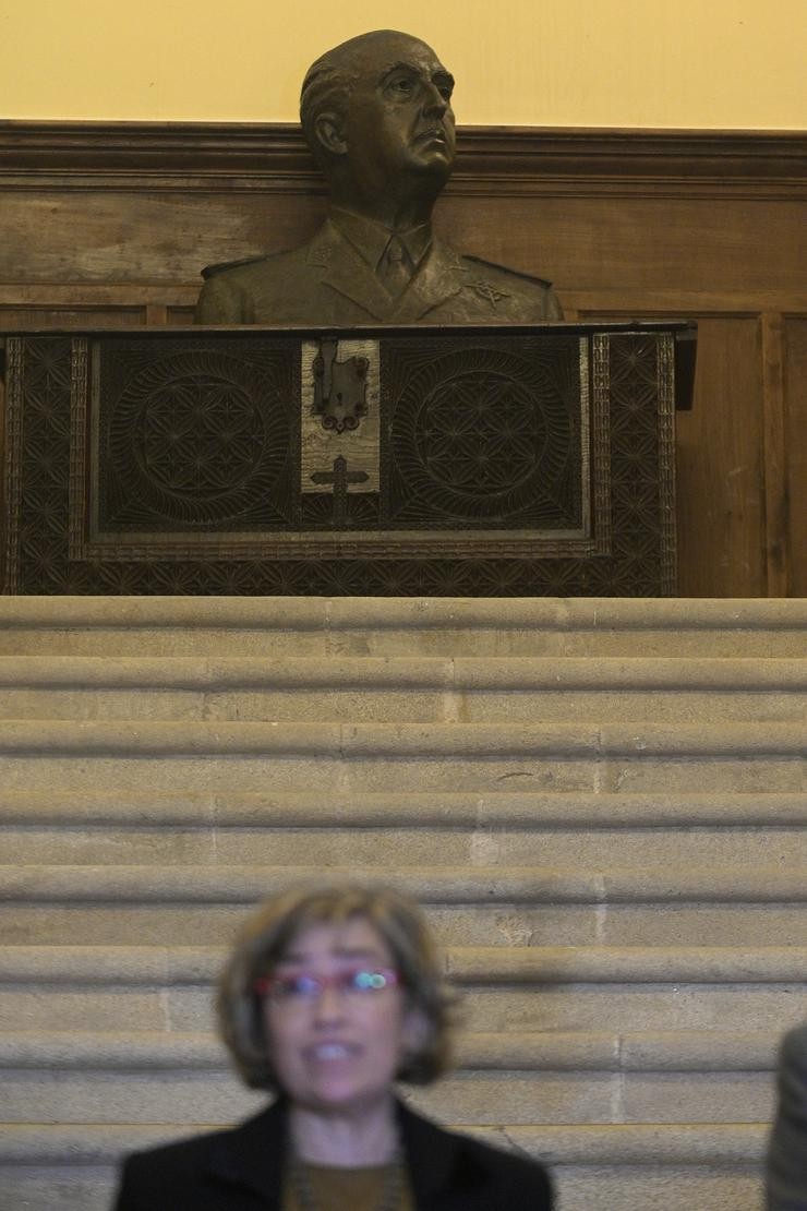 Arquivo - A avogada do Estado Consolo Castro Rei debaixo dunha escultura de Franco o día da devolución do pazo de Meirás. EUROPA PRESS/M.Dylan.POOL - Europa Press - Arquivo / Europa Press