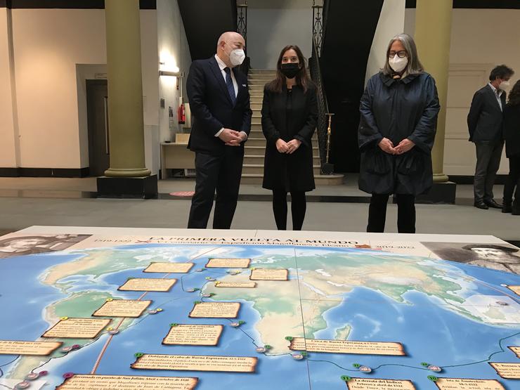 O delegado do Goberno en Galicia, Javier Losada, e a alcaldesa da Coruña, Inés Rei, visitan a mostra Os mapas e a primeira volta ao mundo. A expedición de Magallanes e Elcano