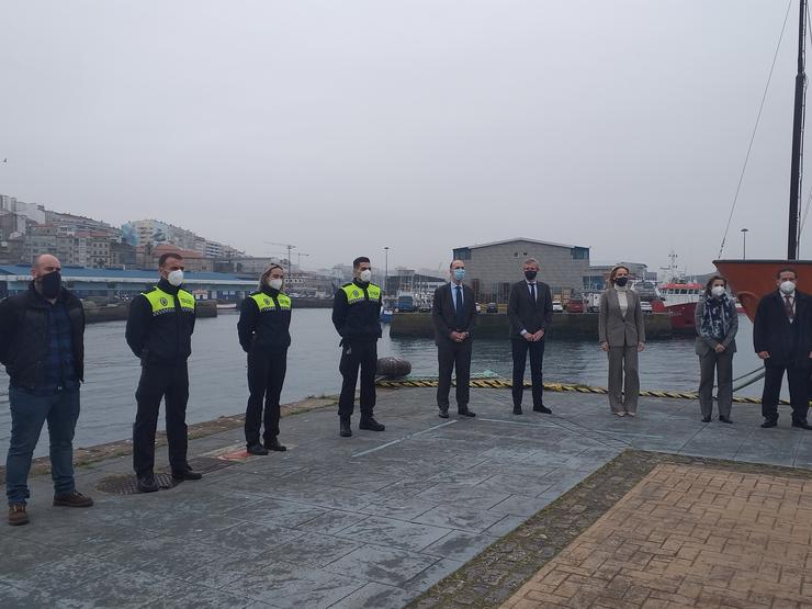 O presidente do Porto de Vigo, Jesús Vázquez Almuíña, co vicepresidente da Xunta, Alfonso Rueda, e axentes de Policía Portuaria.