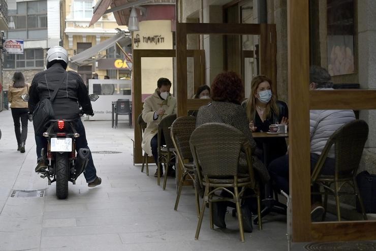 Varios comensais gozan na terraza dun establecemento durante o primeiro día da reapertura do interior dos bares e restaurantes na Coruña.. M. Dylan - Europa Press 